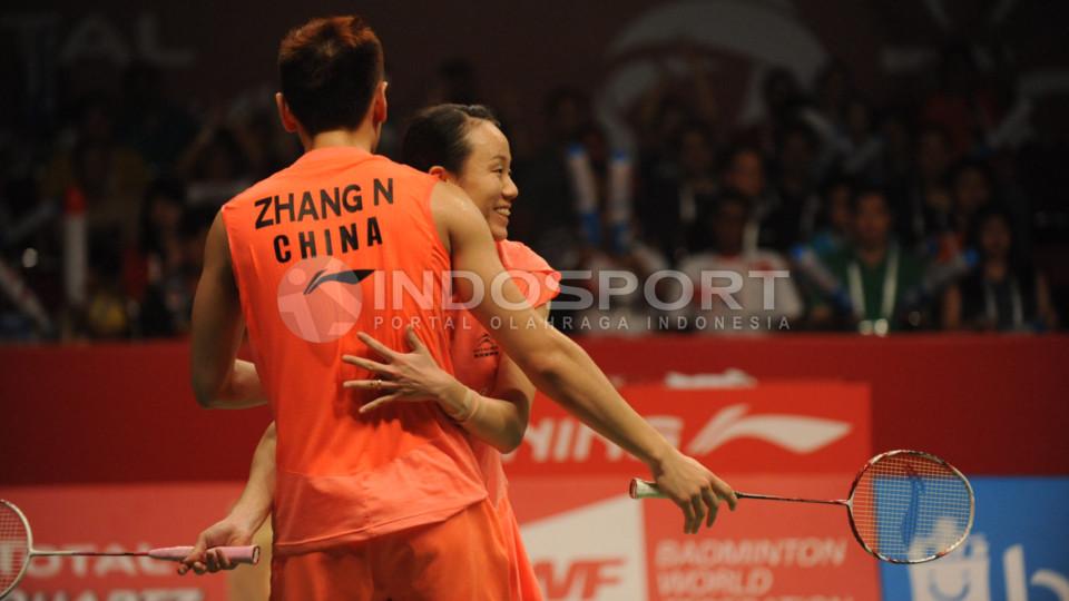 Ekspresi kegembiraan Zhang Nan/Zhao Yunlei usai mempertahankan gelar Juara Dunia 2015.